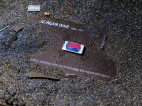 보훈부, K9 자주포 철로 만든 '12만 1723개 태극기 배지' 배부