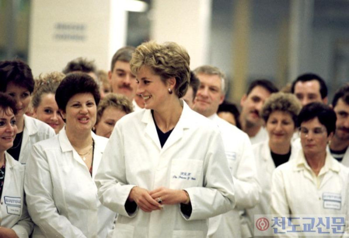 058792_Visit_by_Diana_Princess_of_Wales_1992.jpg