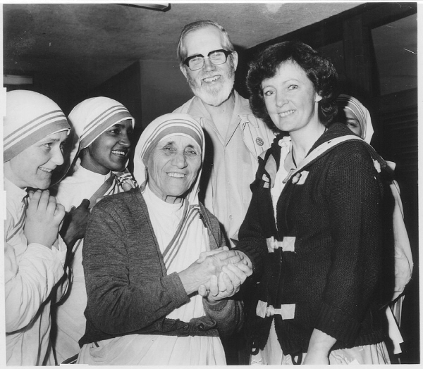 [크기변환]960px-Kay_Kelly_of_Liverpool_&_Mother_Teresa_in_1980.jpg