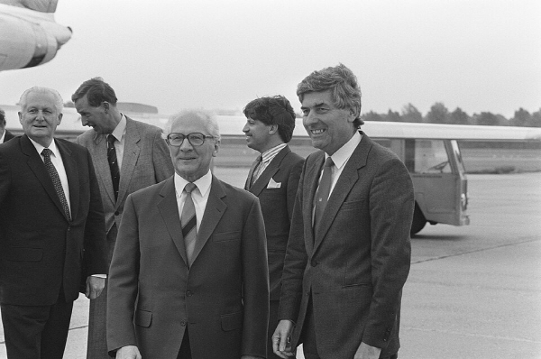 [크기변환]Staatsbezoek_DDR-president_Erich_Honecker_begroeting_door_premier_Lubbers,_Bestanddeelnr_934-0016.jpg