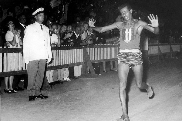 [크기변환]960px-Abebe_Bikila_maratona_olimpica_Roma_1960.jpg