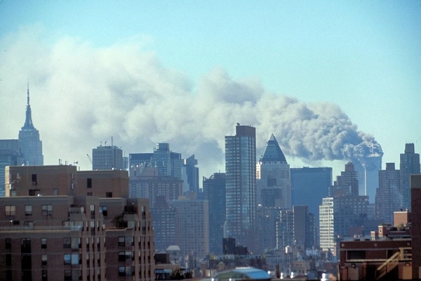[은정]Skyline_of_Manhattan_with_smoke_billowing_from_the_Twin_Towers_(29385426736).jpg