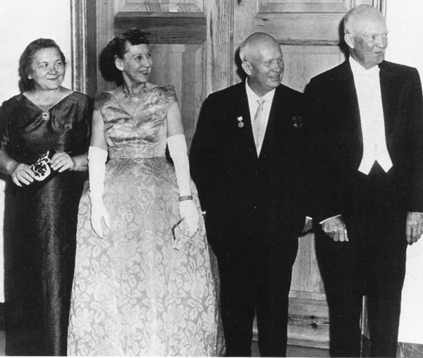 [은정]Dwight_Eisenhower_Nikita_Khrushchev_and_their_wives_at_state_dinner_1959.png