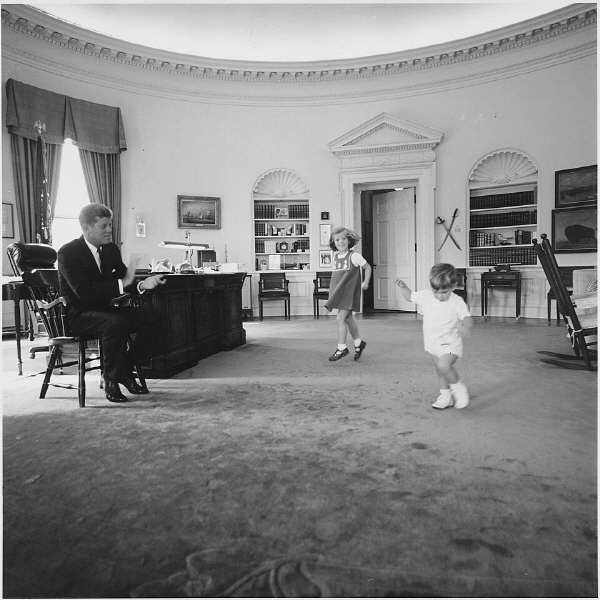 [은정]Kennedy_children_visit_the_Oval_Office._President_Kennedy,_Caroline_Kennedy,_John_F._Kennedy_,Jr._White_House,_Oval..._-_NARA_-_194242.jpg