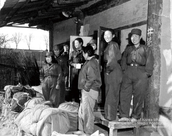[은정]1950.11.29_한국전쟁-여군_(7445955486).jpg