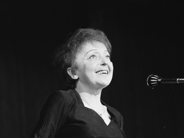 [은정]Edith_Piaf_zingt_in_ons_land,_Bestanddeelnr_914-6438_(cropped).jpg