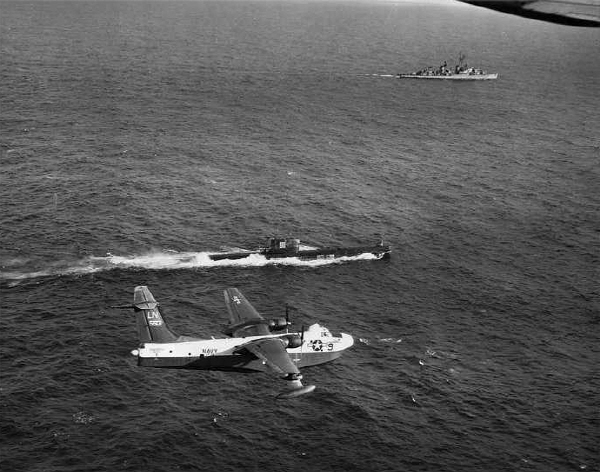 [은정]USS_Charles_P._Cecil_(DD-835)_and_a_Martin_SP-5B_Marlin_of_VP-45_escort_the_Soviet_submarine_B-36_during_the_Cuban_Missile_Crisis,_in_October_1962.jpg